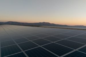 Mobil g&uuml;neş enerji santrali &uuml;retmeyi başardı