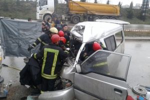 Minib&uuml;s ile kamyon &ccedil;arpıştı: 4 &ouml;l&uuml;