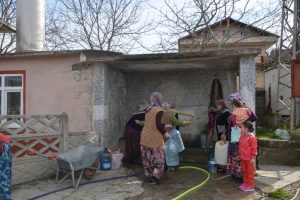 K&ouml;y halkı, &ouml;denmeyen fatura nedeniyle 2.5 yıldır susuz