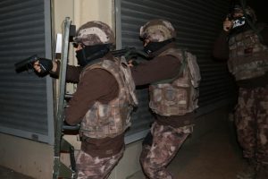 H&uuml;k&uuml;ml&uuml;lere şafak vakti &ouml;zel harekatlı baskın