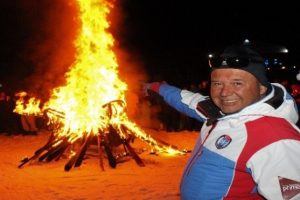 Bursa'da kayak hocaları 40 bin liralık kayak takımı yaktı