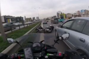 Otomobilin sıkıştırdığı motosikletli b&ouml;yle kaza yaptı
