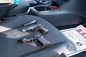 Otomobilin vites kolu boşluğundan 2 tabanca &ccedil;ıktı