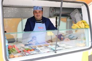 Bu minib&uuml;se kahvaltı i&ccedil;in geliyorlar