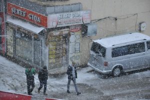Bahar havası yerini kar yağışına bıraktı