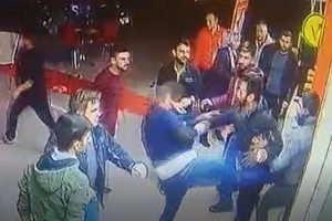 İş yerindeki kavga g&uuml;venlik kamerasına yansıdı