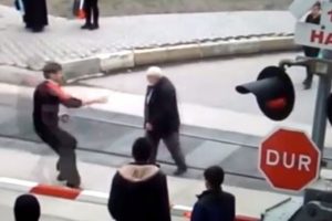 Karab&uuml;k'te yaşlı adam tren altında kalmaktan son anda kurtarıldı
