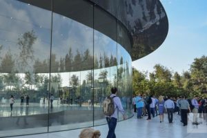 Apple &ccedil;alışanları yeni binaya alışamadı: 7 yaralı