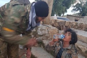 &Ouml;SO askeri esir aldığı YPG'li ter&ouml;riste su verdi