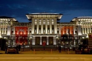 Bariyerlere &ccedil;arptı, Cumhurbaşkanlığı korumaları alarma ge&ccedil;ti!