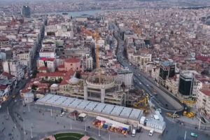 Taksim Camii kubbesine kavuşuyor