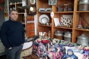 Bu muhtar evine gelenler nostalji yaşıyor