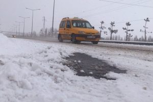 Kars'ta kar ve tipi 19 k&ouml;y yolunu ulaşıma kapattı