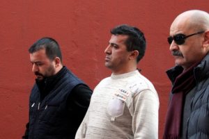 Tartıştığı eşini 10 yerinden bı&ccedil;akladı
