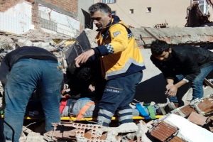 Hurda demirleri alıken g&ouml;&ccedil;&uuml;k altında kaldı
