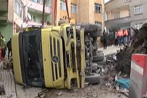 Hafriyat kamyonu devrildi, faciadan d&ouml;n&uuml;ld&uuml;