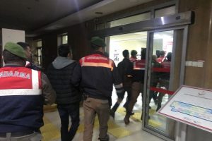 Jandarmadan silah ka&ccedil;ak&ccedil;ılığı operasyonu: 10 g&ouml;zaltı