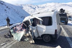 Yolcu otob&uuml;s&uuml;yle hafif ticari ara&ccedil; &ccedil;arpıştı: 2 &ouml;l&uuml;, 4 yaralı