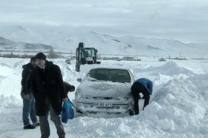 Doğu Anadolu'da kar ve tipi hayatı fel&ccedil; etti