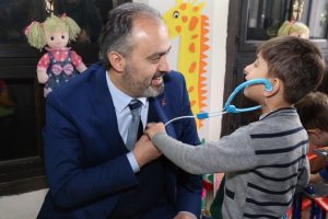 Bursa B&uuml;y&uuml;kşehir Belediye Başkanı Aktaş &ccedil;ocuklarla oyun oynadı