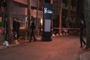 Gece kul&uuml;b&uuml; &ouml;n&uuml;nde silahlı kavga!