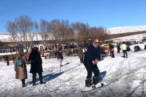 Buz tutan &Ccedil;ıldır G&ouml;l&uuml;'nde s&ouml;rf keyfi