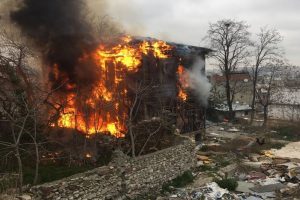 İstanbul'da ahşap bina alev alev yandı