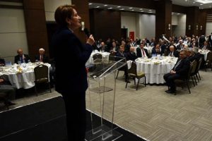 Akşener'den 300 siyaset&ccedil;iyle 'istişare' yemeği