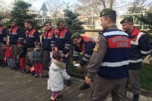 Bursalı &ouml;ğrencilerden sınırdaki Mehmet&ccedil;iğe hediye