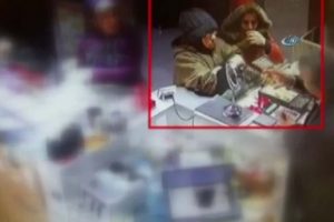 Kuyumcuyu sahte bilezikle dolandırdılar