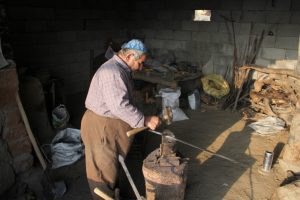 Sınırda 50 yıldır demir d&ouml;v&uuml;p ekmeğini &ccedil;ıkartıyor