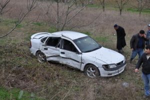 Bursa'da otomobil tarlaya uçtu; 6 yaralı