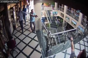 Darbe karşıtı askerlerin &Ouml;zel Kuvvetler Karargahına girme anı