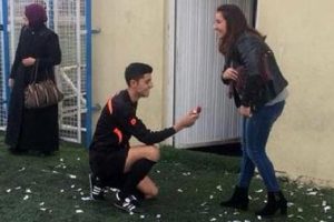 Futbol hakemi sahada evlenme teklif etti