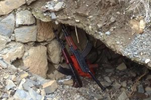 Menfeze gizlenen silah ve bombalar bulundu