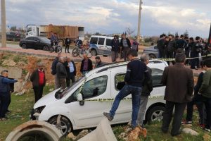Otomobilin kapısından fırlayan s&uuml;r&uuml;c&uuml; hayatını kaybetti