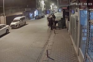 Karton toplayan hırsızlar r&ouml;gar kapağını &ccedil;aldı