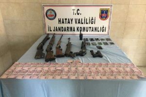 Uyuşturucu ve ka&ccedil;ak&ccedil;ılık operasyonu: 13 g&ouml;zaltı