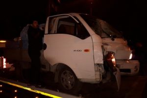 Kamyoneti &ccedil;aldılar, kaza yapınca yakalandılar