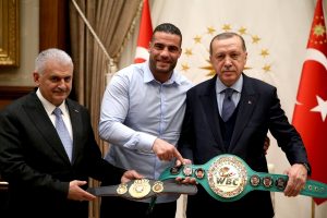 Erdoğan Suriyeli şampiyon boks&ouml;r&uuml; kabul etti