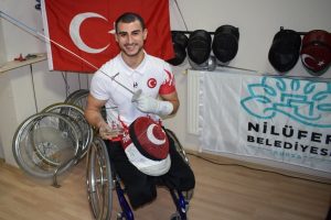 Bursa Nil&uuml;ferli sporcu Hakan Akkaya yılın eskrimcisi se&ccedil;ildi