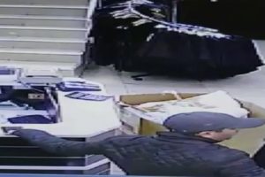 Telefon hırsızı kameralara b&ouml;yle yakalandı