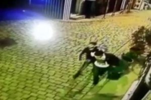 Hırsızı silah &ccedil;ekip su&ccedil;&uuml;st&uuml; yakaladı, polise teslim etti