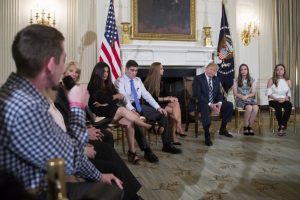 Trump silahlı saldırının yapıldığı lisenin &ouml;ğrencileriyle bir araya geldi