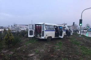 Manisa'da iş&ccedil;i servisi takla attı: 12 yaralı