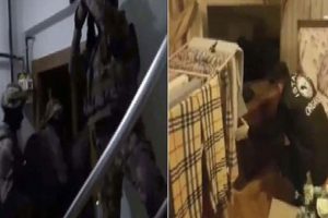 Mafya şehrin g&ouml;beğinde mahkeme kurmuş!