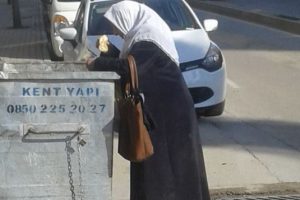 Bursa'da &ccedil;&ouml;pten hayata tutunan kadın yardımı reddetti