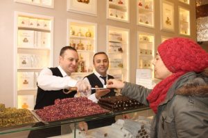 Zereşk &uuml;z&uuml;ml&uuml; ve g&uuml;l tomurcuklu lokumlar