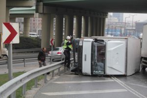 TEM'de devrilen kamyonetten burnu bile kanamadan &ccedil;ıktı