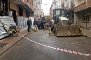 İstanbul'da bir iş&ccedil;i g&ouml;&ccedil;&uuml;k altında kaldı